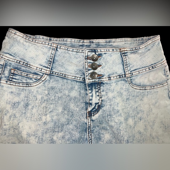 Elite Jeans~High-waisted, acid-washed light denim jeans; size 15 - Picture 3 of 8